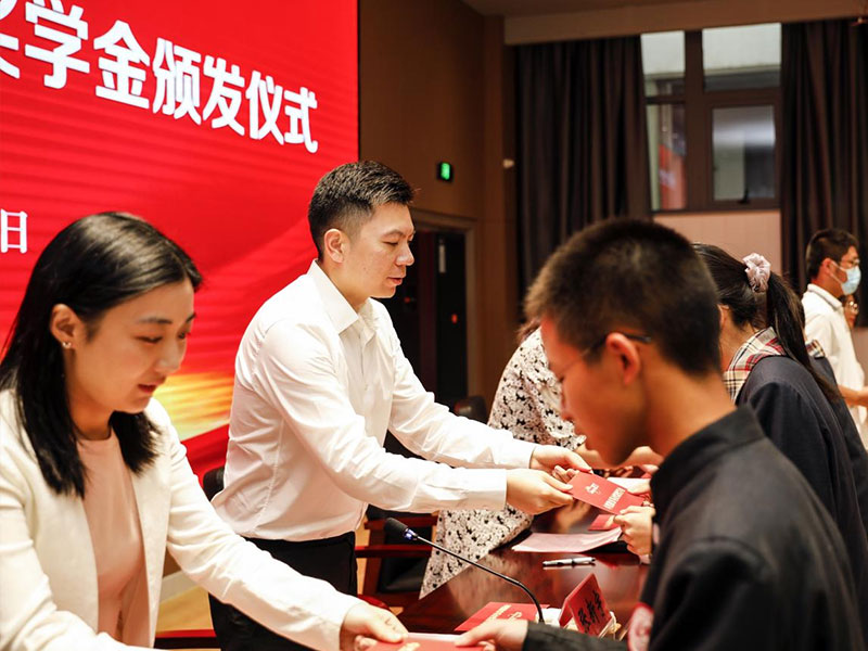 菠菜担保网股份上市一周年丨阔步前进 筑梦新程